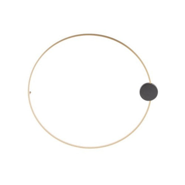 Модерен LED плафон Atom L в матово черно и месинг. Плафонът е с кръгла форма и излъчва топла бяла светлина.