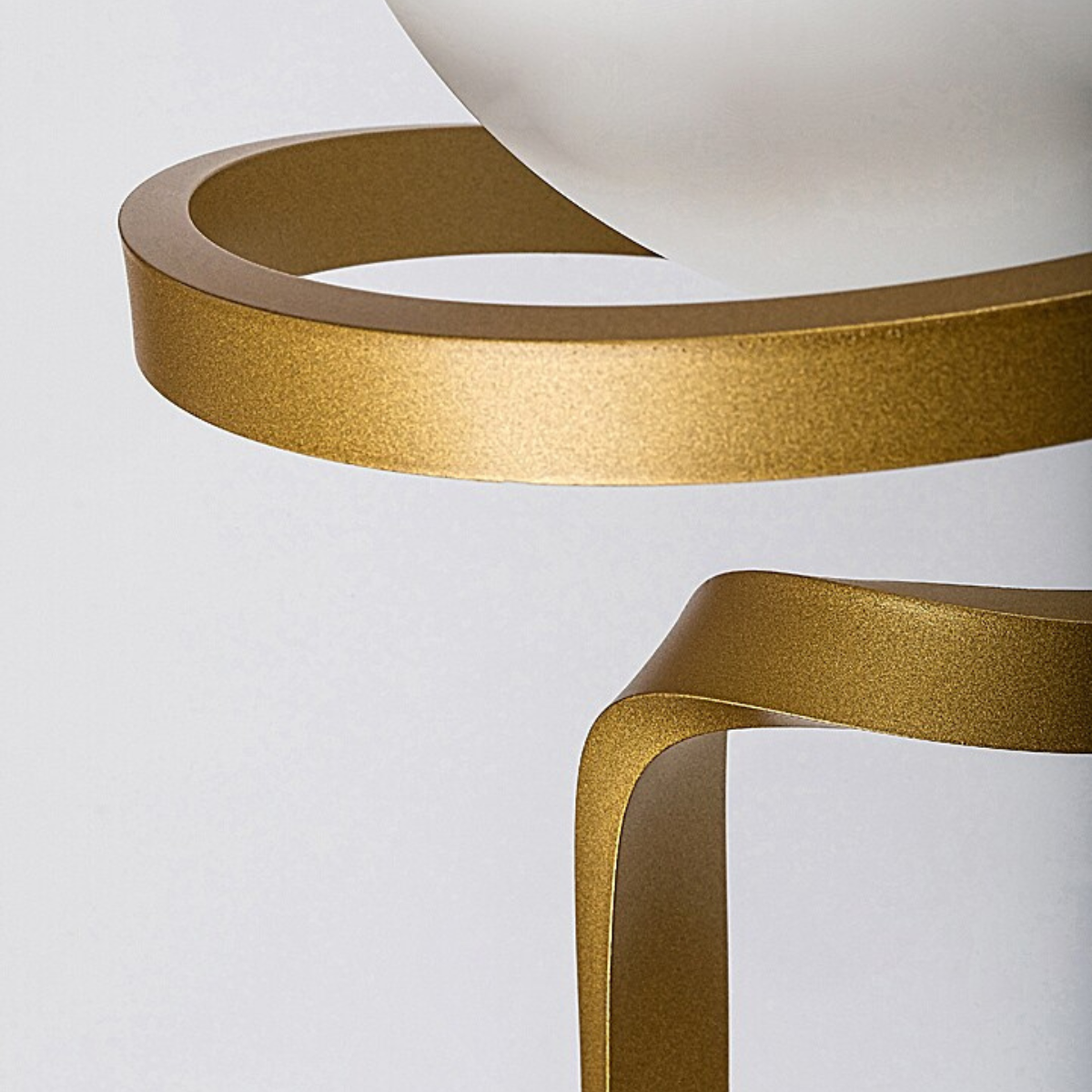 Sarabi – стенен аплик, златен метал и бяло стъкло, E27 1x20W