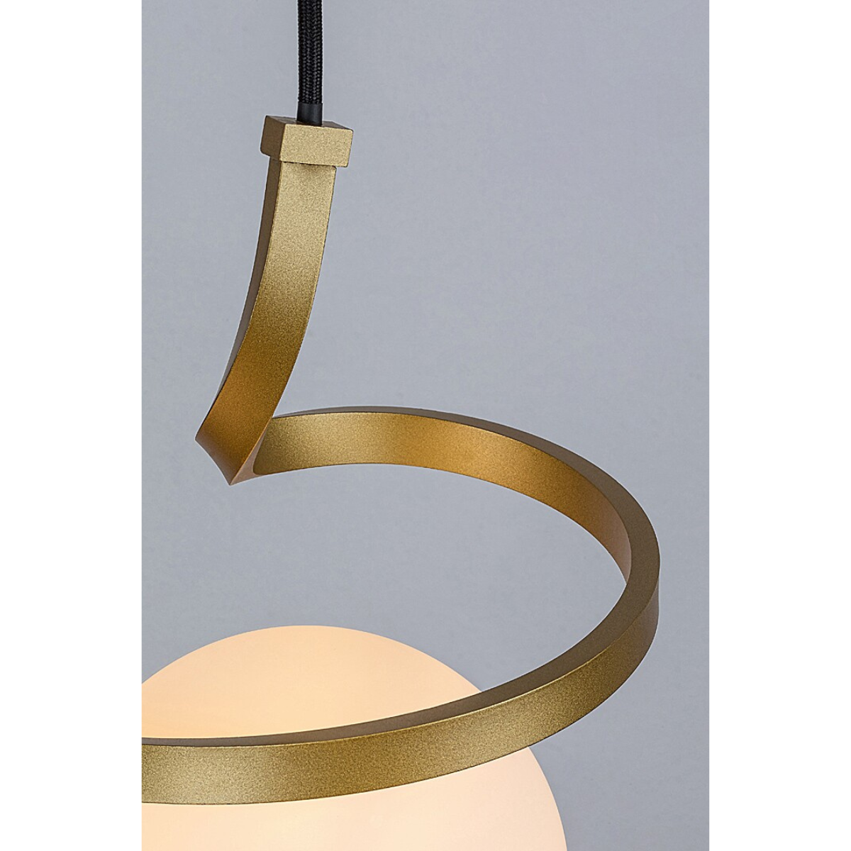 Sarabi – висящ пендел, златен метал и бяло стъкло, E27 1x20W