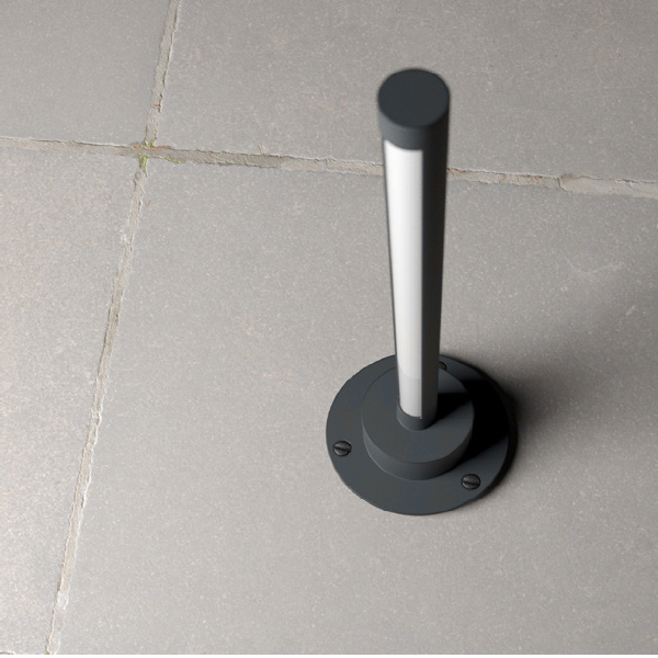 Wiki Bollard – LED градински стълб с 5W мощност, IP65 защита и 3000K цветна температура, наличен в тъмносиво. Монтиран.