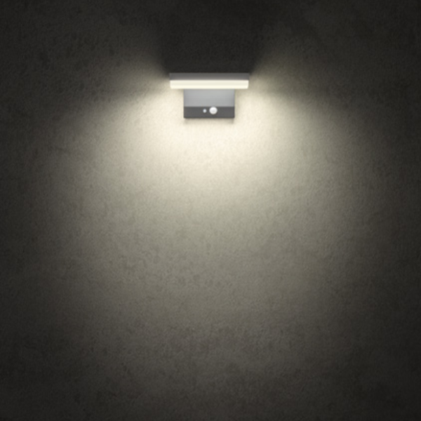 Taiyo Wall Lamp, монтиран на фасада, осветяващ входна зона с помощта на соларна енергия.