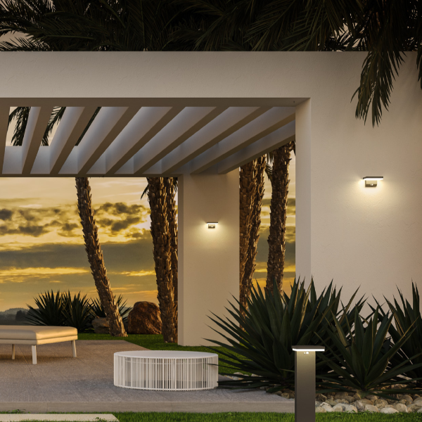 Taiyo Wall Lamp – соларен LED аплик (2W, 3000K, IP54) със сензор за движение и здрач, 3 режима на работа и до 14 часа осветление. Без нужда от окабеляване. Монтиран на фасада.